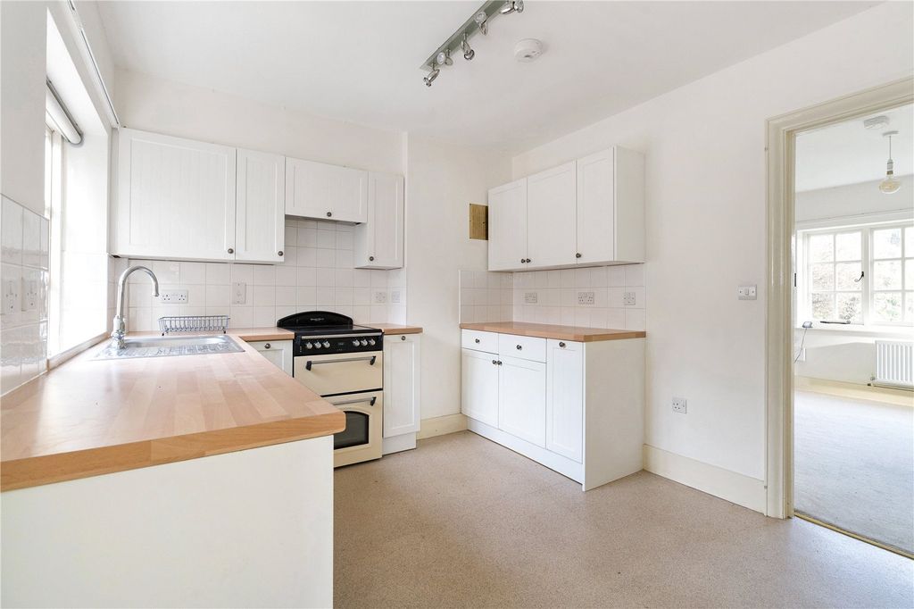 Property photo 3 of 11 Kitchen