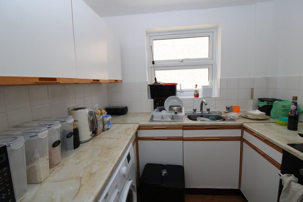 Property photo 3 of 8 Kitchen