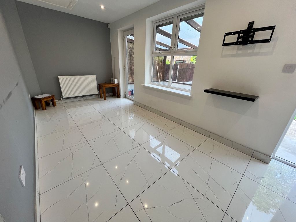 Property photo 3 of 13 4245023
