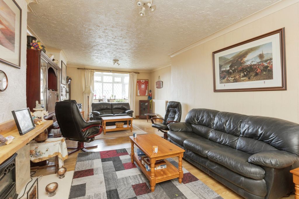 Property photo 2 of 17 Lounge
