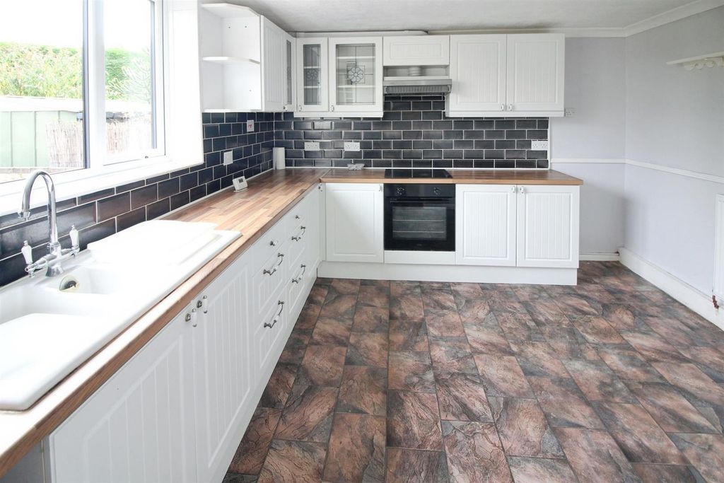Property photo 3 of 10 Kitchen