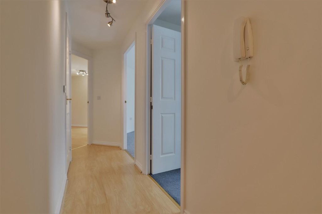 Property photo 2 of 10 Entrance Hall