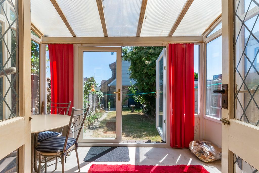 Property photo 2 of 10 Conservatory
