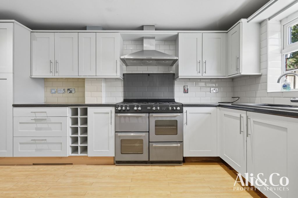 Property photo 3 of 34