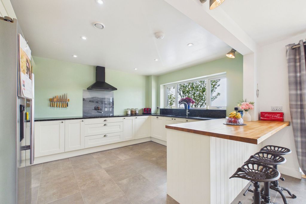 4 bed detached bungalow for saleThorntrees Drive, Thornhill CA22 photo 5