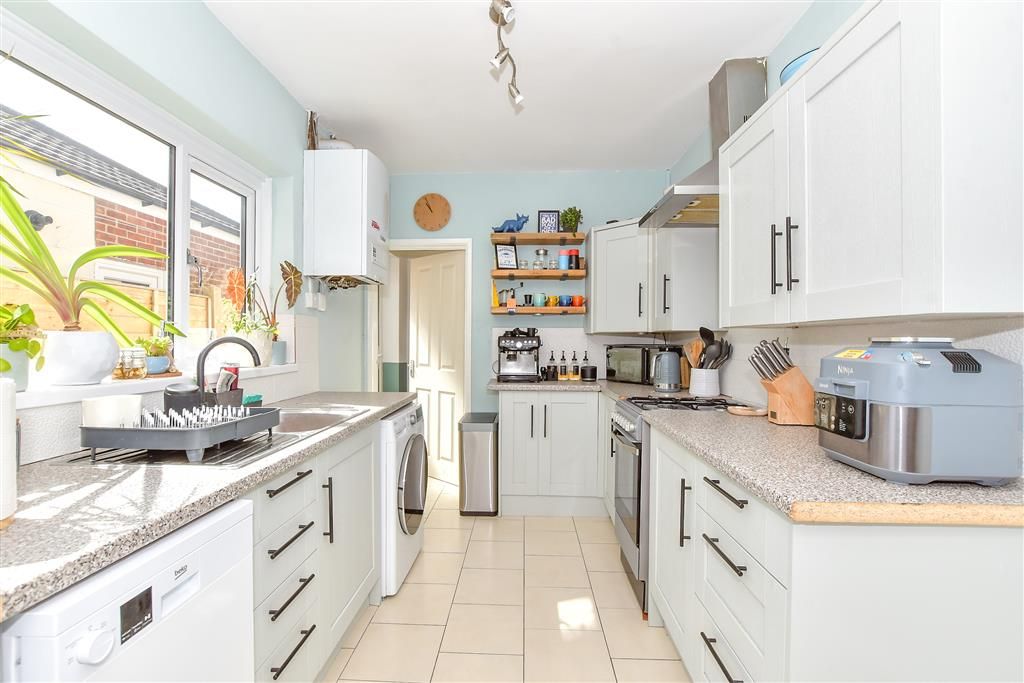 Property photo 3 of 10 Kitchen