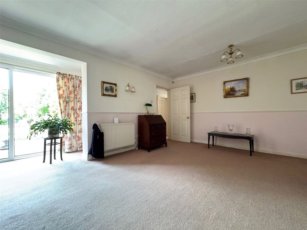 Property photo 3 of 20 Lounge