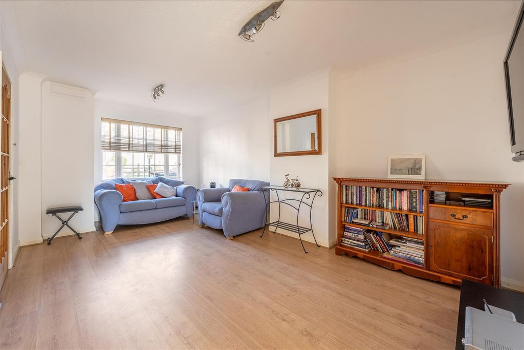 Property photo 2 of 25 Handsworth Avenue, E4