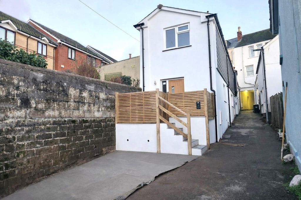 Property photo 1 of 10 Front