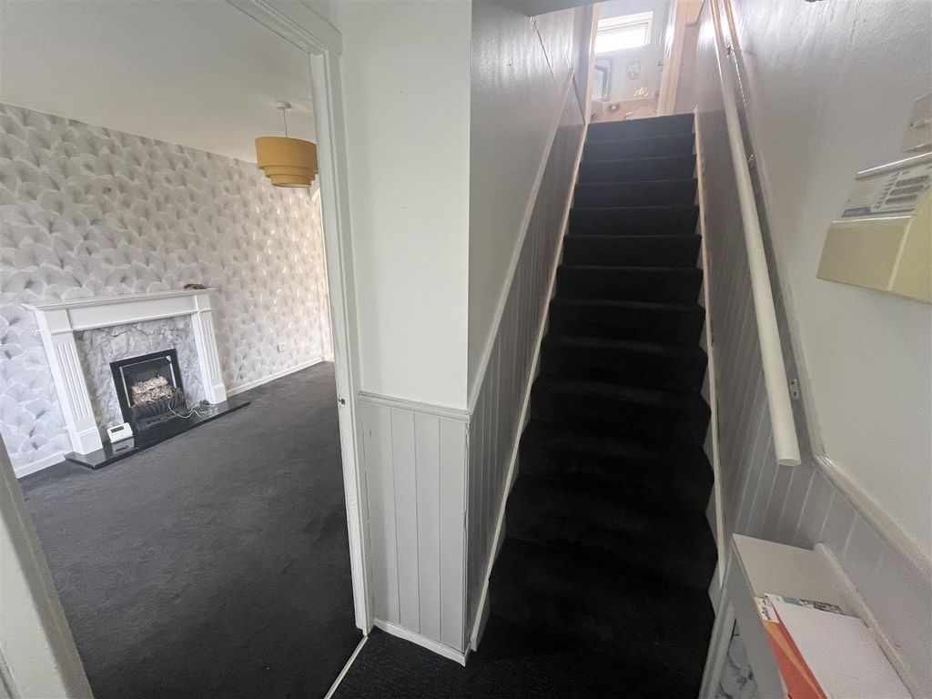 Property photo 2 of 11 Hallway