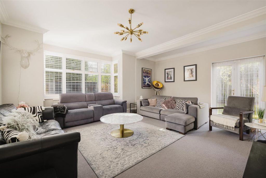 Property photo 3 of 30 Hornbeam Lane, E4
