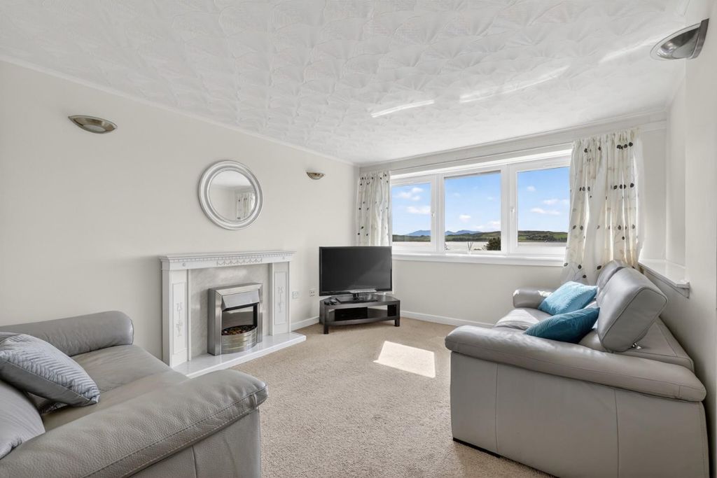 Property photo 3 of 15 16 Springfield Gdns_03.Jpg