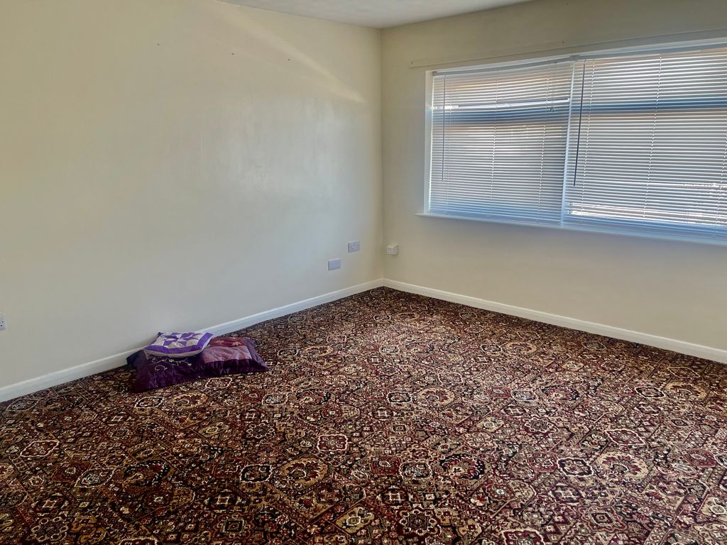 Property photo 3 of 4 Living Room