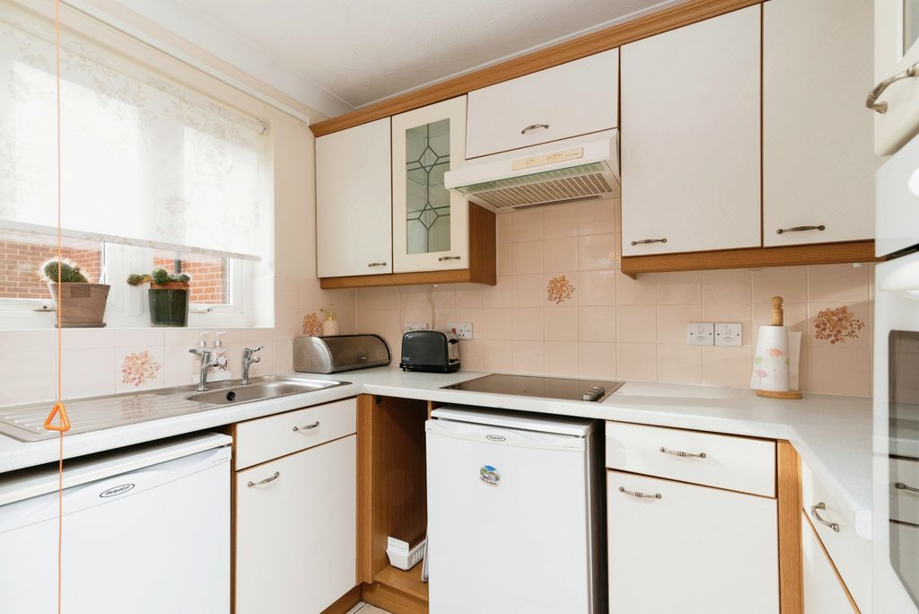 Property photo 3 of 11 Kitchen