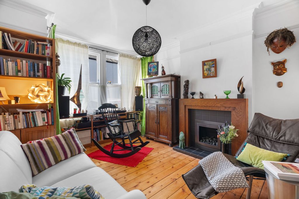 Property photo 2 of 32