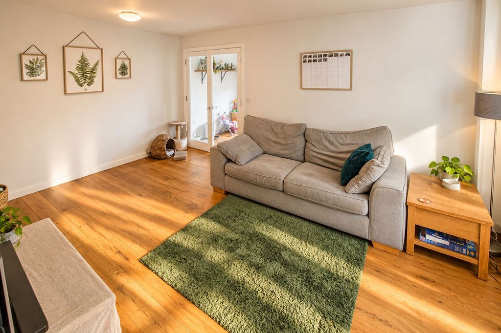 Property photo 3 of 14 Lounge