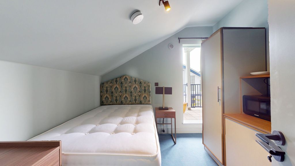 Property photo 1 of 16 Bedroom