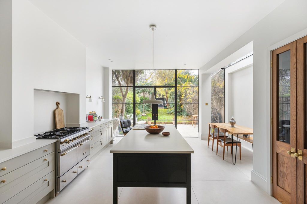 Property photo 2 of 19 Image