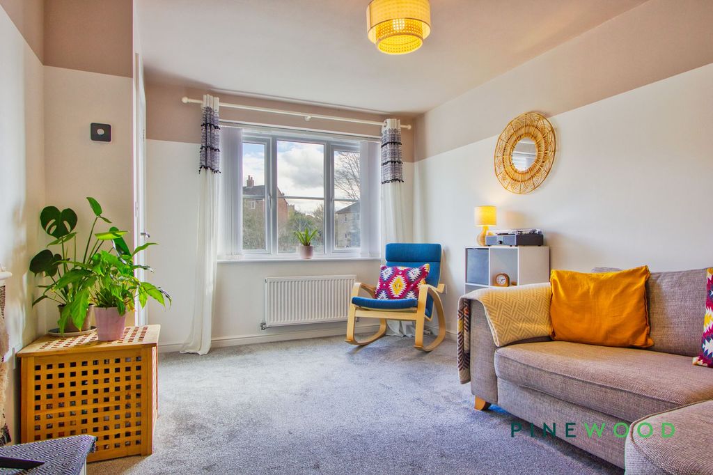 Property photo 3 of 18 Lounge