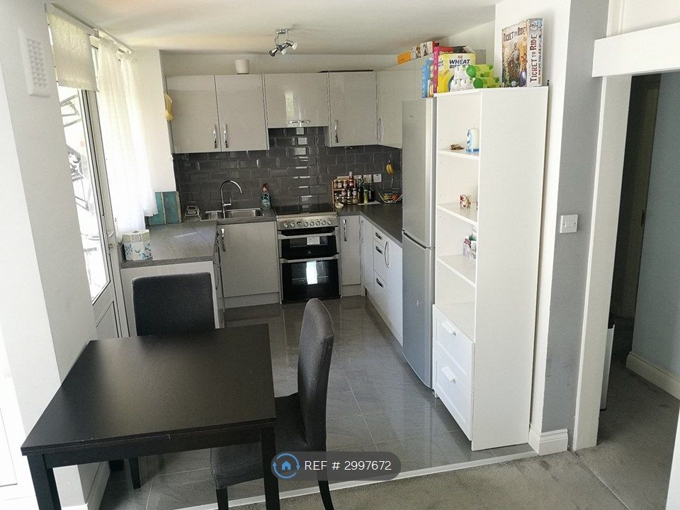 Property photo 3 of 11 Kitchen