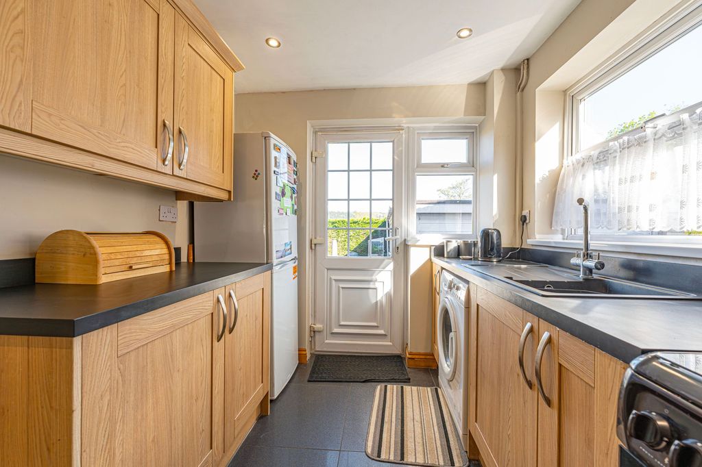Property photo 2 of 33