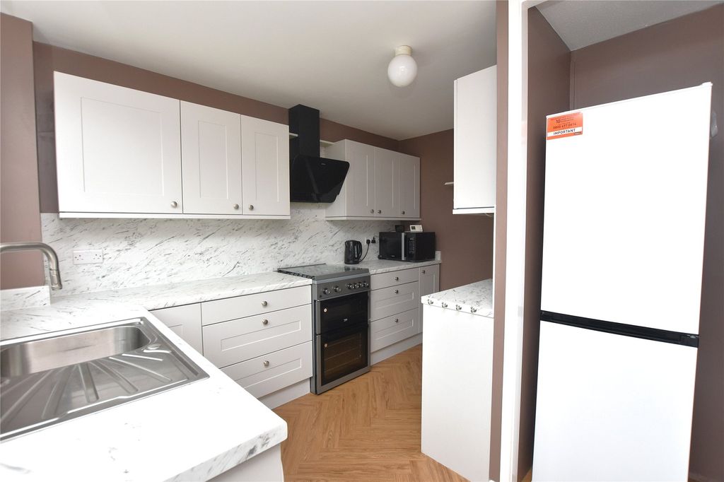 Property photo 3 of 18 Kitchen