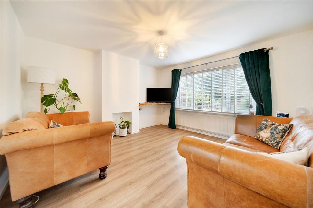 Property photo 2 of 11 London Rd-16.Jpg