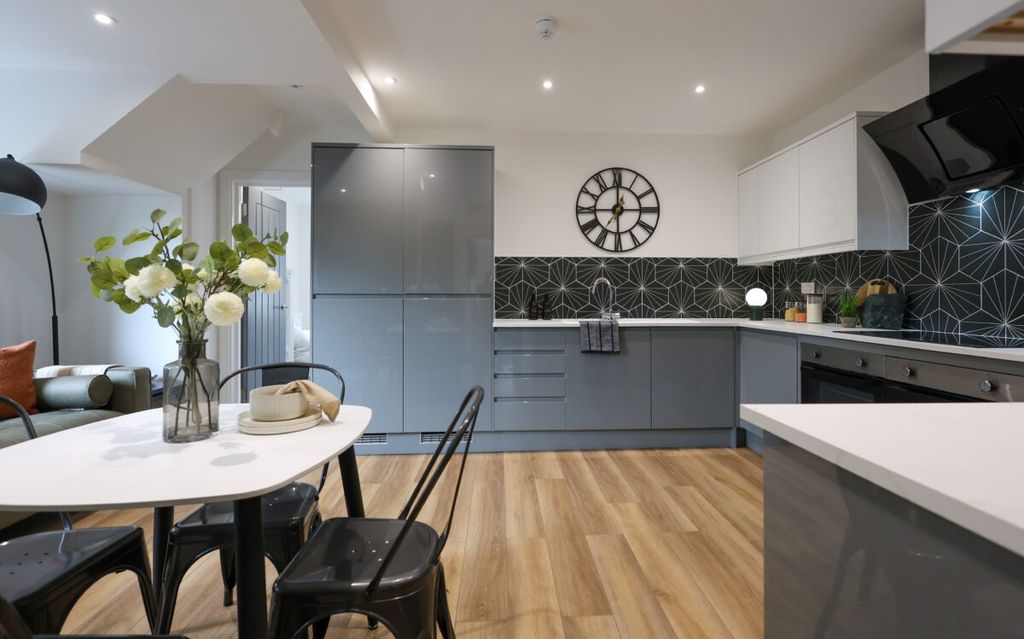 Property photo 2 of 14 H95A0142