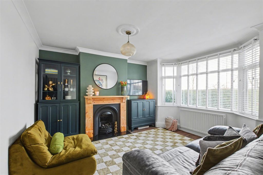 Property photo 3 of 29 Lounge