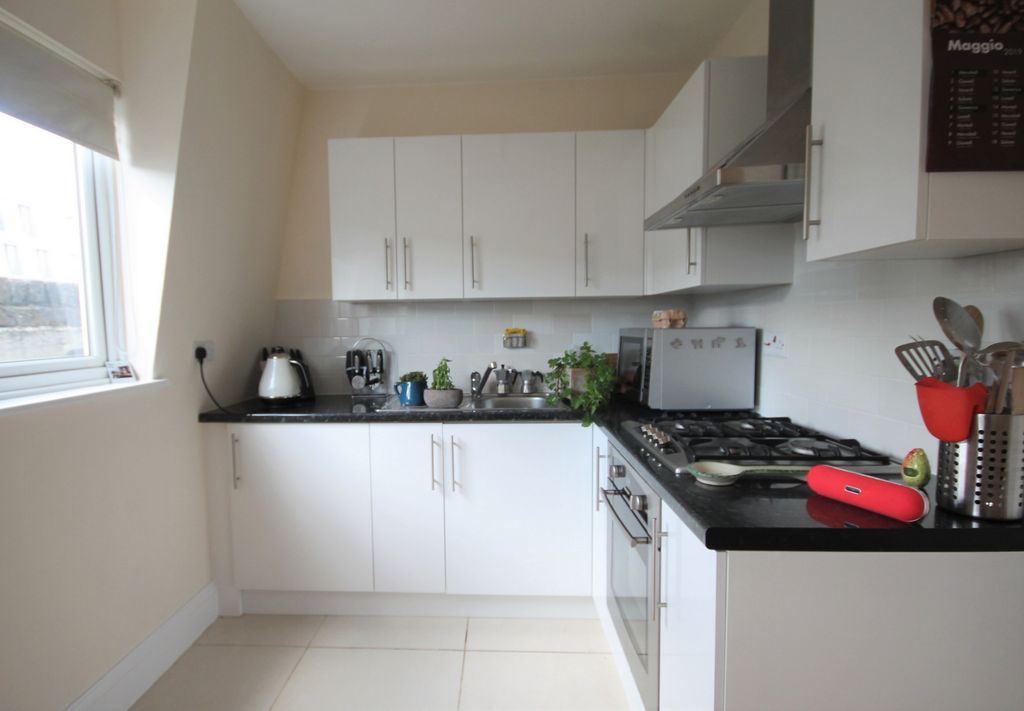 Property photo 3 of 8 Kitchen