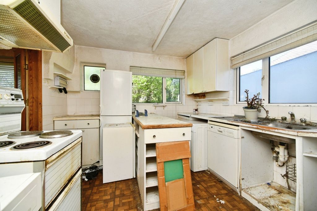 Property photo 3 of 20 Kitchen