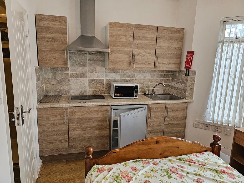Property photo 1 of 6 35A_Crawleyrd