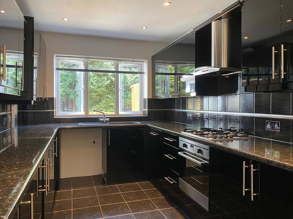 Property photo 3 of 30 Kitchen