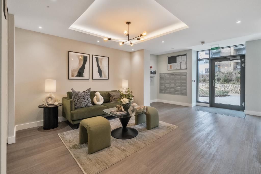 Property photo 2 of 18 Communal Entrance