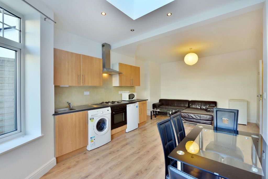 Property photo 3 of 12 2@32 Clifton Gdns.04.Jpg