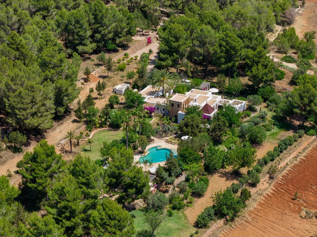 Property photo 2 of 33