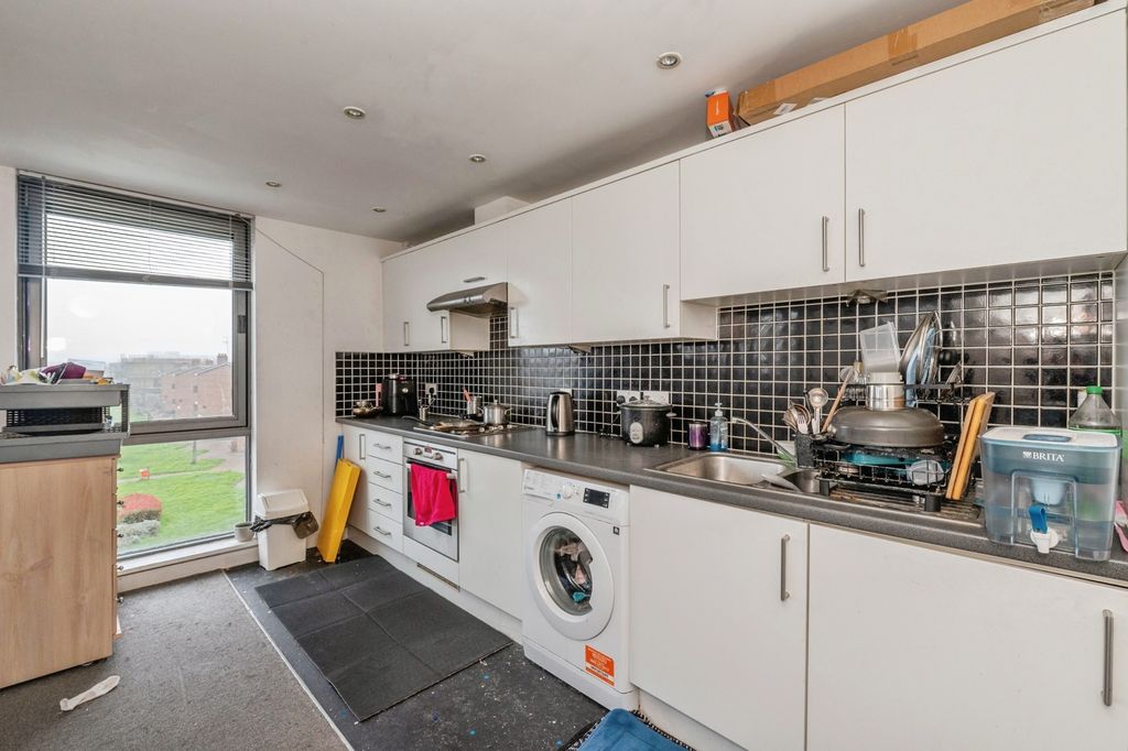 Property photo 3 of 18 Kitchenette