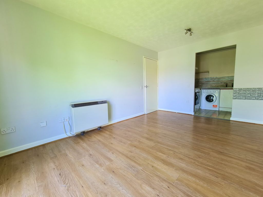Property photo 3 of 8 Photo 04