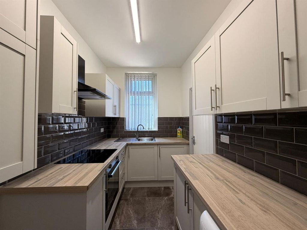 Property photo 3 of 16 Kitchen