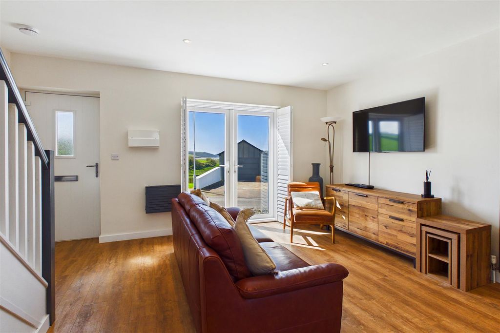 Property photo 3 of 19 Lounge Area