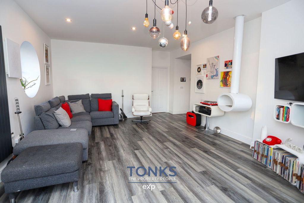 Property photo 3 of 27