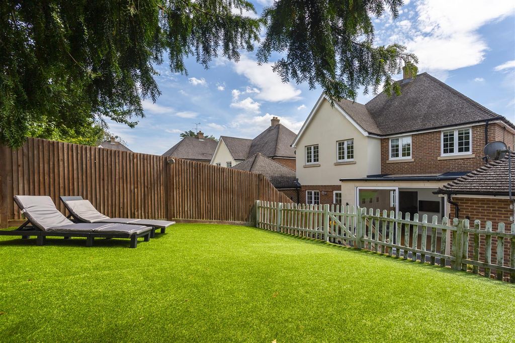 Property photo 2 of 16 House-Willow-Close-Banstead-110.Jpg