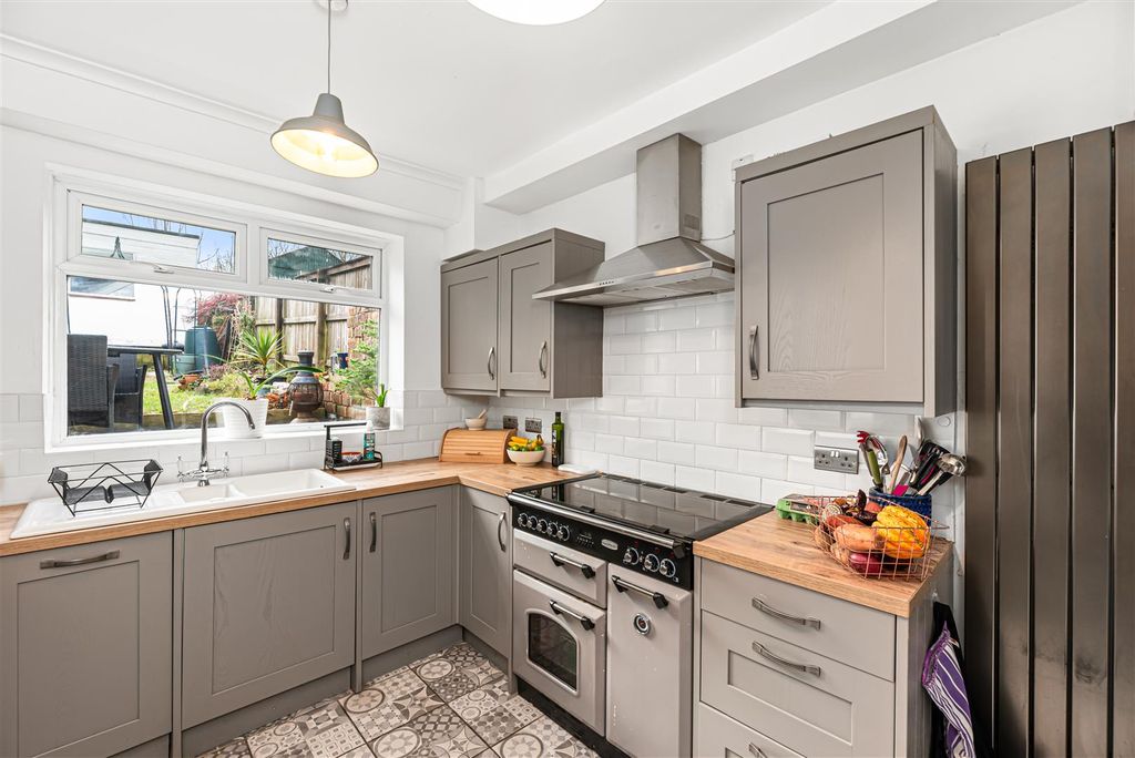 Property photo 2 of 25 Kitchen