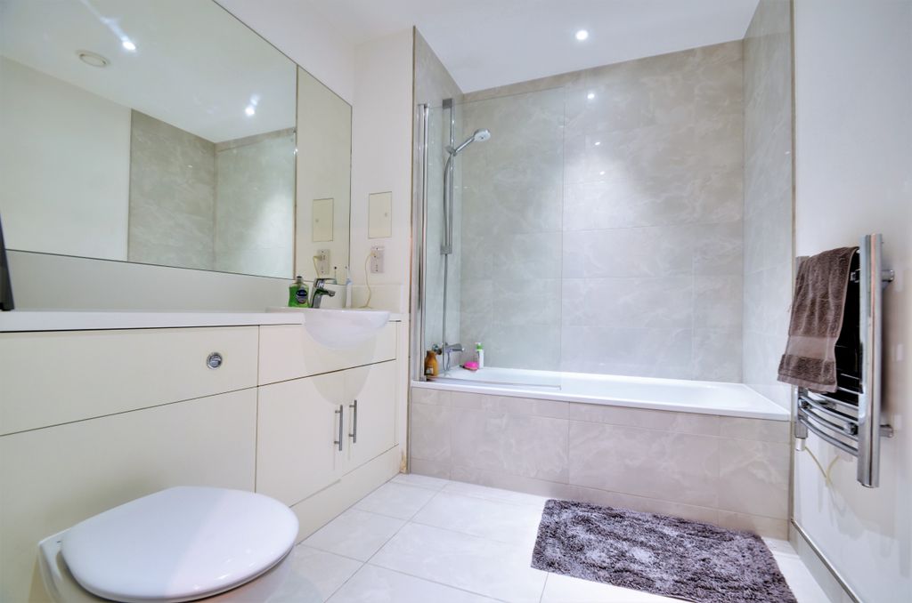 Property photo 3 of 7 Bathroom.Jpg