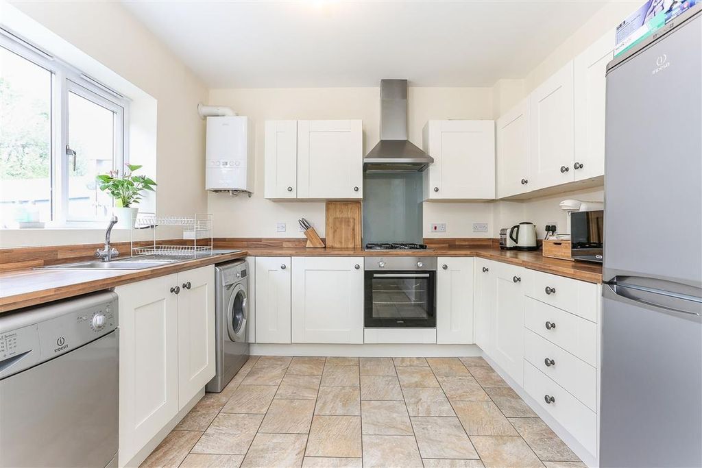 Property photo 3 of 12 Kitchen