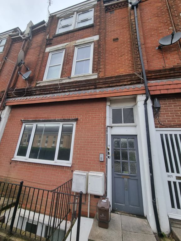 Property photo 1 of 11 2 Bedroom Flat In A Great Central Location Close To Branksome's Shops And Transport Links With Regular Buses Into Poole And Bournemouth And Close To Branksome Train Station. This Flat Has Its Own Parking Space For One Car.