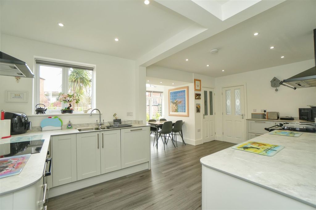 Property photo 3 of 33 Breakfast Kitchen