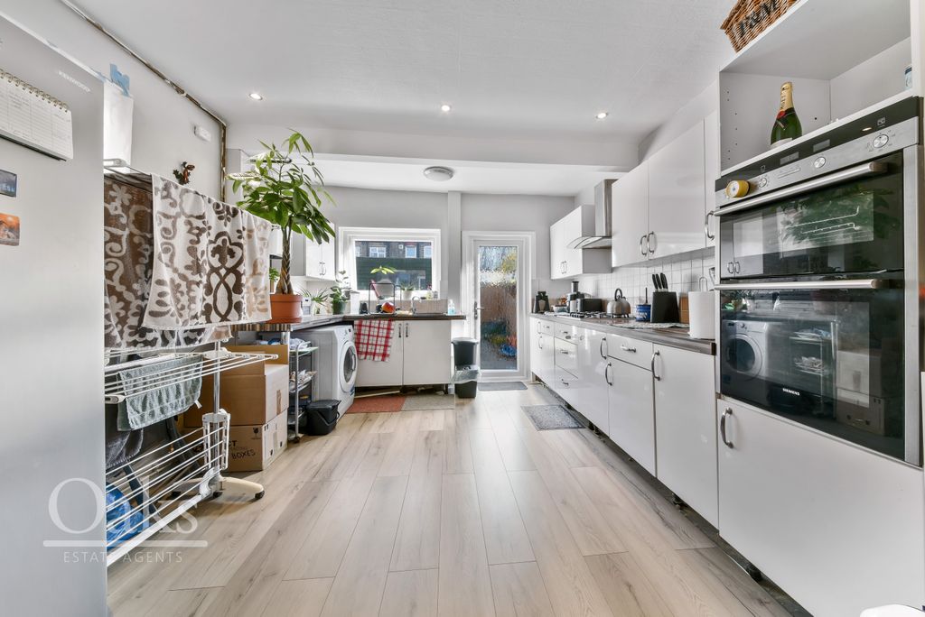 Property photo 3 of 9 Kitchen