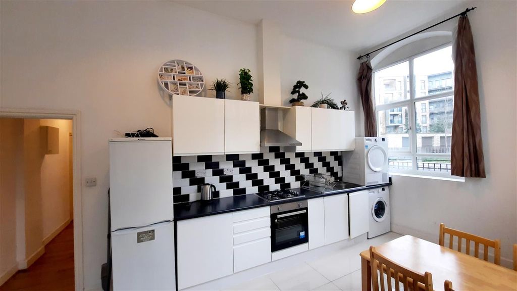 Property photo 2 of 7 Kitchen