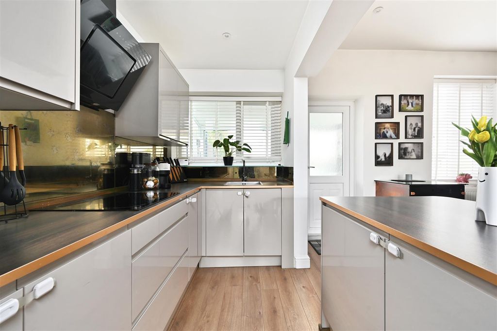 Property photo 3 of 21 Cliftonville Road-Tn388 (10).Jpg